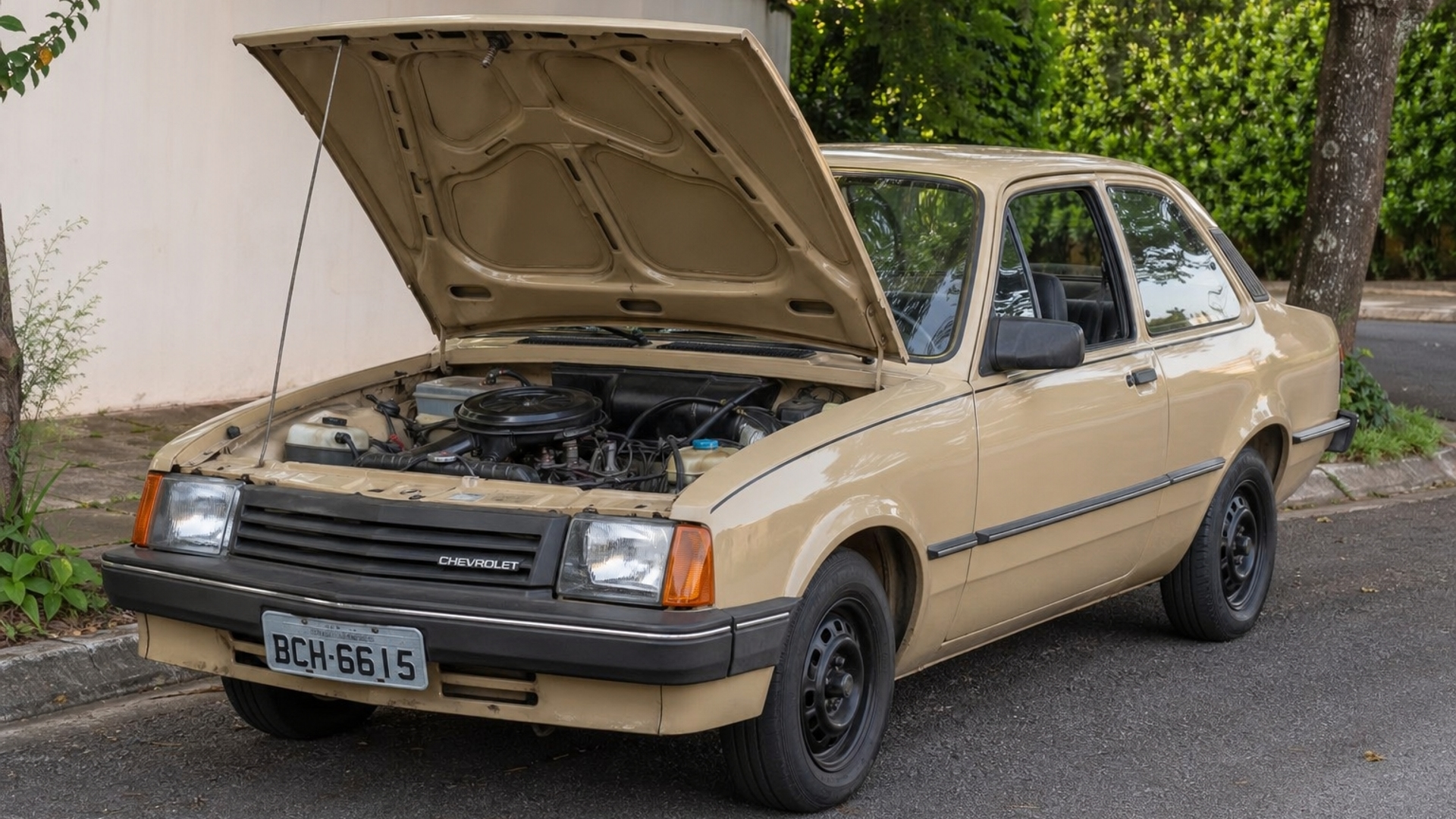 Chevette com capo aberto