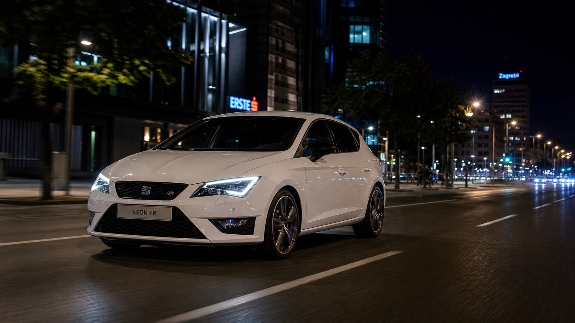 2015 seat leon fr gurul egy városba ejszaka feher szinben