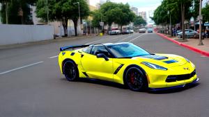 un Corvette C2 con estilo neón y una vista frontal diagonal en una ciudad