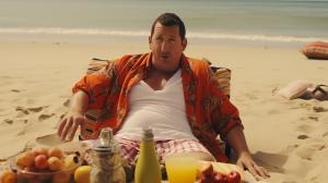 adam sandler en la playa tomando un trago