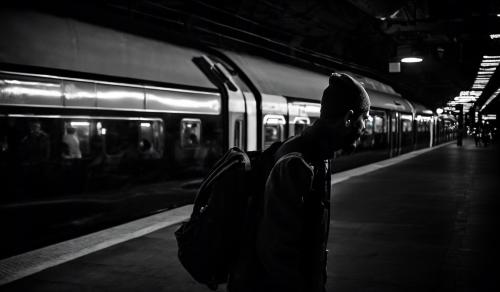 Un tren oscuro y ominoso avanzando en la noche, con luces parpadeantes que crean una atmósfera inquietante.La silueta de un hombre solitario en el andén de una estación de tren, con expresión de temor en su rostro.En la esquina del vagón, una figura misteriosa y siniestra observando desde las sombras, con sus ojos brillando con intensidad.Destellos de luz revelando al vampiro grotesco y retorcido, con piel pálida y ojos amarillos hambrientos.El protagonista, indefenso ante el vampiro, con una expresión de desesperación mientras es atrapado por la criatura.La escena final, con el protagonista yaciendo inerte en el suelo del vagón, mientras el vampiro se alimenta de él y las sombras lo envuelven.Un fondo oscuro y lleno de sombras, que sugiera la atmósfera de terror y suspenso del cuento.Recuerda utilizar una paleta de colores que refuerce la sensación de miedo y suspenso, así como tipografías que denoten el género de la historia.